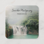 Schöner Wasserfall im Bergwald Quadratische Visitenkarte (Vorderseite)