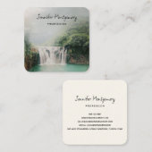 Schöner Wasserfall im Bergwald Quadratische Visitenkarte (Vorne/Hinten)