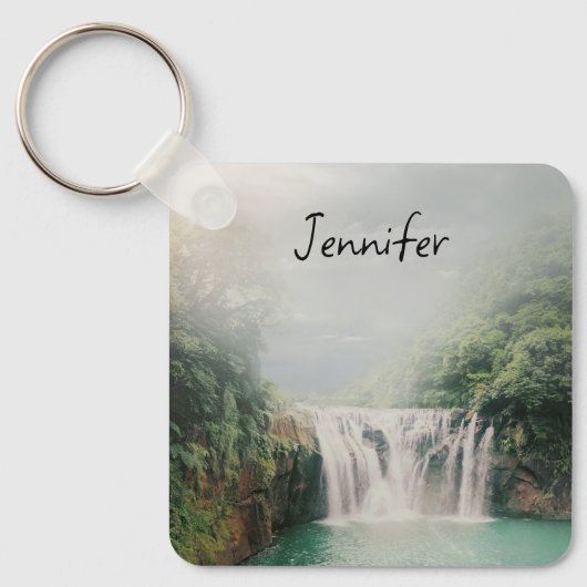 Schöner Wasserfall im Bergwald Schlüsselanhänger (Vorderseite)