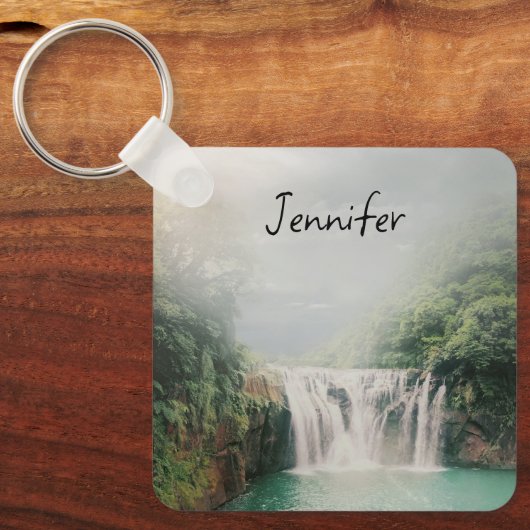 Schöner Wasserfall im Bergwald Schlüsselanhänger (Vorderseite)
