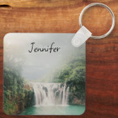 Schöner Wasserfall im Bergwald Schlüsselanhänger (Rückseite)