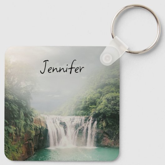 Schöner Wasserfall im Bergwald Schlüsselanhänger (Rückseite)
