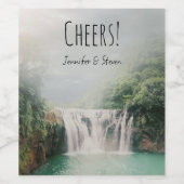 Schöner Wasserfall im Bergwald Weinetikett (Einzelnes Label)