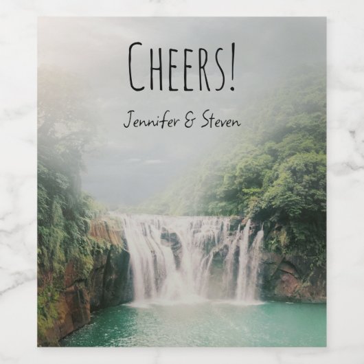 Schöner Wasserfall im Bergwald Weinetikett (Einzelnes Label)