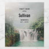 Schöner Wasserfall im Bergwald Weinwanderwege Mend Weinetikett (Einzelnes Label)