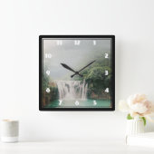 Schöner Wasserfall im Grünen Quadratische Wanduhr (Zuhause)
