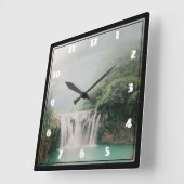 Schöner Wasserfall im Grünen Quadratische Wanduhr (Winkel)
