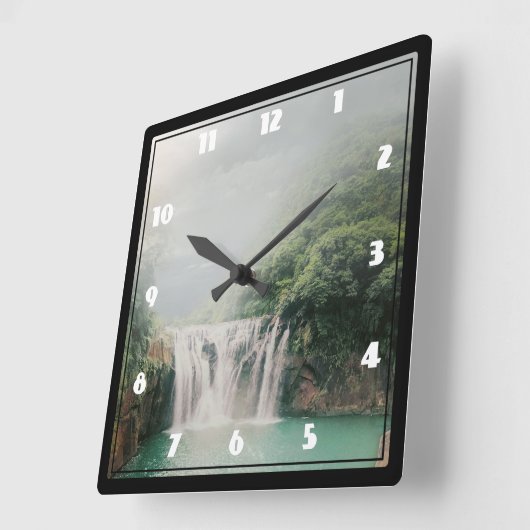 Schöner Wasserfall im Grünen Quadratische Wanduhr (Winkel)