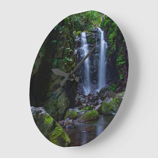 Schöner Wasserfall im Regenwald Große Wanduhr (Winkel)