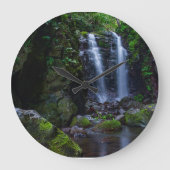 Schöner Wasserfall im Regenwald Große Wanduhr (Vorderseite)