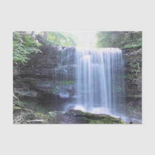 Schöner Wasserfall in der Natur Seidenpapier