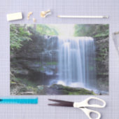 Schöner Wasserfall in der Natur Seidenpapier (Handwerk)