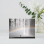 Schöner Wasserfall in Island mit Regenbogen Postkarte (Stehend Vorderseite)