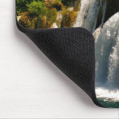 Schöner Wasserfall & Strom im Wald Mousepad (Ecke)