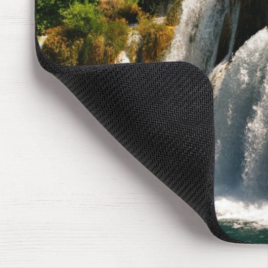 Schöner Wasserfall & Strom im Wald Mousepad (Ecke)