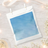 Schöner, weicher blauer Himmel mit traumhaften Wol Geschenktütchen (Ausgeschnitten)
