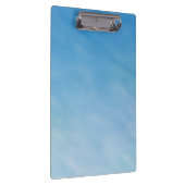 Schöner, weicher blauer Himmel mit traumhaften Wol Klemmbrett (Rechts)