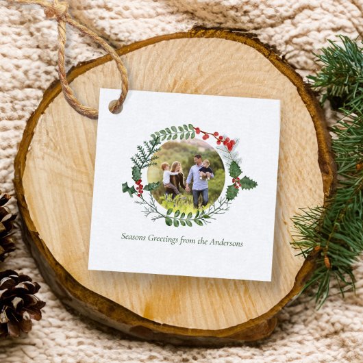 Schöner Weihnachtskranz in Rot und Grün Geschenkanhänger