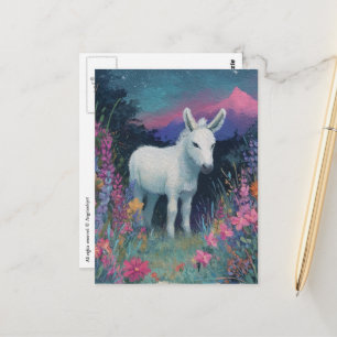 Schöner weißer Esel bei Nacht in den Bergen Postkarte