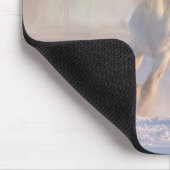 Schöner weißer Hengst durch den Schnee Mousepad (Ecke)