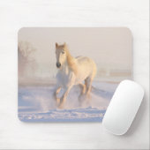Schöner weißer Hengst durch den Schnee Mousepad (Mit Mouse)