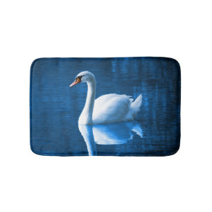 Schöner weißer Schwan im Wasser Badematte