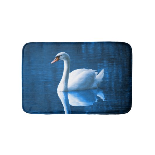 Schöner weißer Schwan im Wasser Badematte (Vorderseite)
