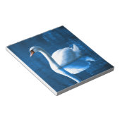 Schöner weißer Schwan im Wasser Notizblock (angewinkelt)