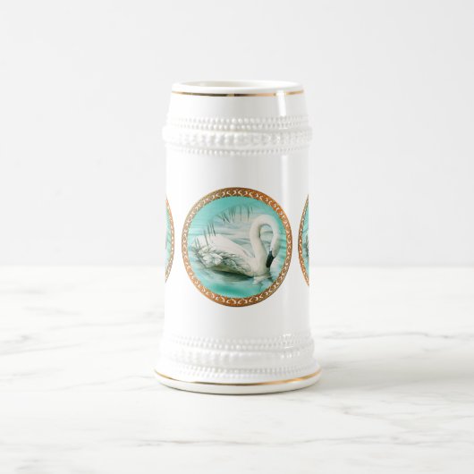 Schöner weißer Schwan in türkisblauem Wasser Bierglas (Mittel)