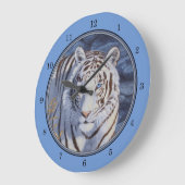 Schöner weißer Tiger mit kristallblauen Augen Große Wanduhr (Winkel)