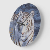 Schöner weißer Tiger mit kristallblauen Augen Große Wanduhr (Winkel)