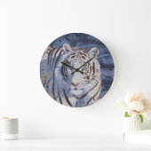 Schöner weißer Tiger mit kristallblauen Augen Große Wanduhr (Zuhause)