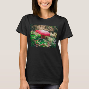 Schöner Wildpilz auf einem Herbstfeld T-Shirt
