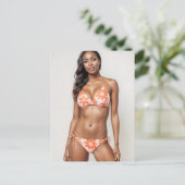 Schönes afrikanisches Bikini-Modell in Peach Postkarte (Stehend Vorderseite)