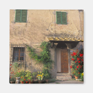 Schönes altes Haus mit Blumen in San Gimignano Magnet