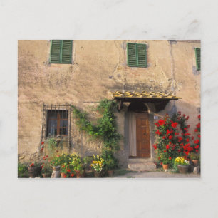 Schönes altes Haus mit Blumen in San Gimignano Postkarte