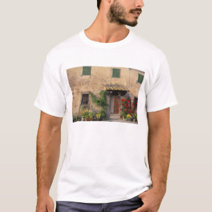 Schönes altes Zuhause mit Blumen in San Gimignano T-Shirt