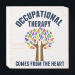 Schönes Angebot zur Berufstherapie Holzkisten Schild<br><div class="desc">Arbeitstherapie kommt aus der Herzflasche für einen Berufstherapeuten. Ein wunderschönes OT-Geschenk mit einem niedlichen Regenbogenbaum mit helfenden Händen als Hoffnungsträger.</div>