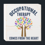 Schönes Angebot zur Berufstherapie Holzkisten Schild<br><div class="desc">Arbeitstherapie kommt aus der Herzflasche für einen Berufstherapeuten. Ein wunderschönes OT-Geschenk mit einem niedlichen Regenbogenbaum mit helfenden Händen als Hoffnungsträger.</div>