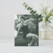 Schönes Bad !! Niedliches Flapper-Mädchen der 1920 Postkarte (Stehend Vorderseite)