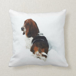 Schönes Basset Hound im Schnee-Wurfs-Kissen Kissen