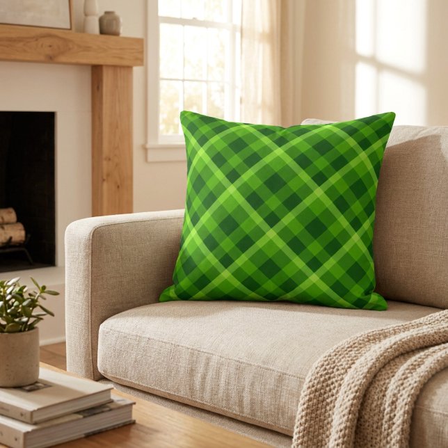 Schönes Baum Grün Kariert Big Throw Kissen (Beautiful Tree Green Plaid Big Throw Pillow on a sofa in a living room.)