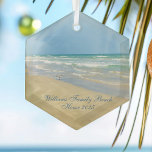 Schönes Beach House Custom Family Keepake Geschenk Ornament Aus Glas<br><div class="desc">Schönes Stranddekor mit herrlicher Küstenfotografie mit einem hübschen Sandpiper,  stehend am Ufer der Ozeanwellen an einem sonnigen Sommertag. Schöne blaue Wellen rollen auf dem Sandstrand,  wo Ihr Name in niedlicher aquamariner Typografie personalisiert ist. Ein schönes Weihnachtsgeschenk für eine Tochter,  Mutter,  Großmutter oder Enkelin.</div>