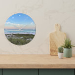 Schönes Beach House Sunset Fotografie Große Wanduhr<br><div class="desc">Diese malerische Strandfotografie-Uhr mit weißen Zahlen von Destin Florida zeigt den prächtigen rosa und orangefarbenen Sonnenuntergang,  der die Meereswellen über dem Sand und dem Meeresgras sanft berührt. Eine schöne Wohngestaltung direkt am Meer von Ihrem beliebten Urlaubsort oder Ihrer Heimatstadt.</div>