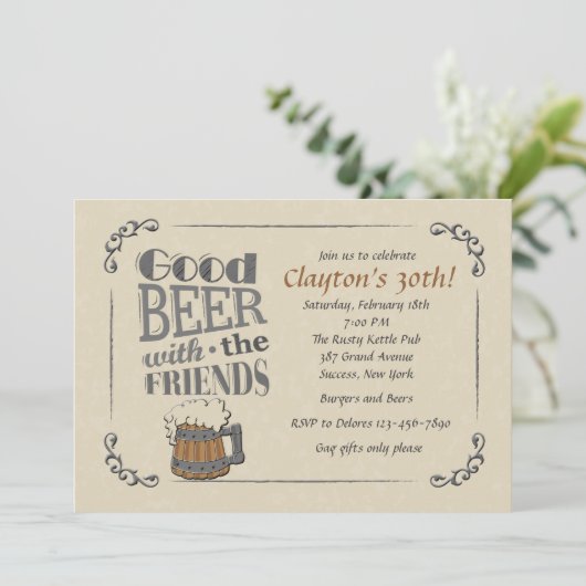 Schönes Bier mit der Einladung der Freunde (Stehend Vorderseite)