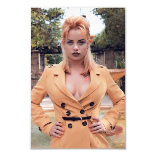 Schönes Blond Girl mit Light Brown über Coat Fotodruck (Vorne)