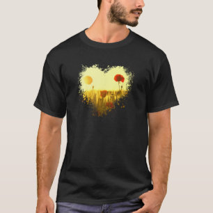 Schönes Blumenfeld blüht im Sommer in hell T-Shirt