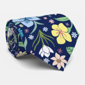Schönes Blumenmuster auf blauem Hintergrund Krawatte (Gerollt)