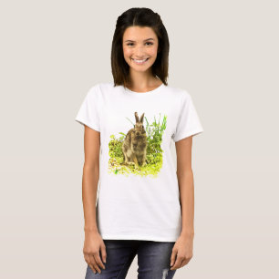 Schönes braunes Kaninchen in grünem Gras-Shirt T-Shirt