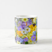 Schönes buntes Bett von Blume Kaffeetasse (Mittel)
